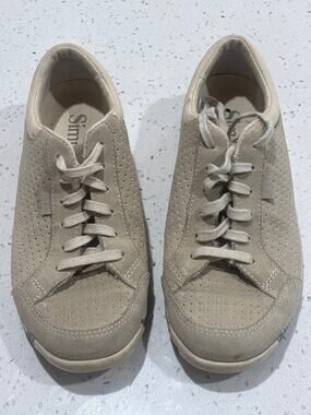 Women’s sz 6 SIMPLE, casual shoe